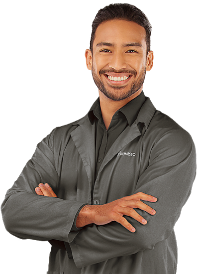 Homem sorridente com uniforme Momesso de braços cruzados, transmitindo confiança e profissionalismo.