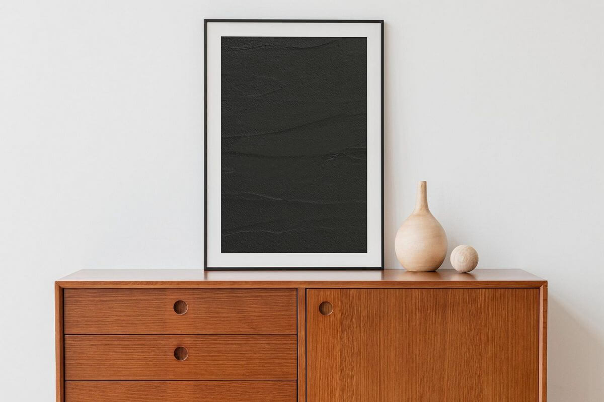Móvel de madeira com quadro em cima